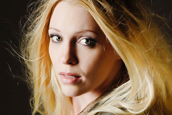 Kisha-singer-portrait-in-the-fotostudio