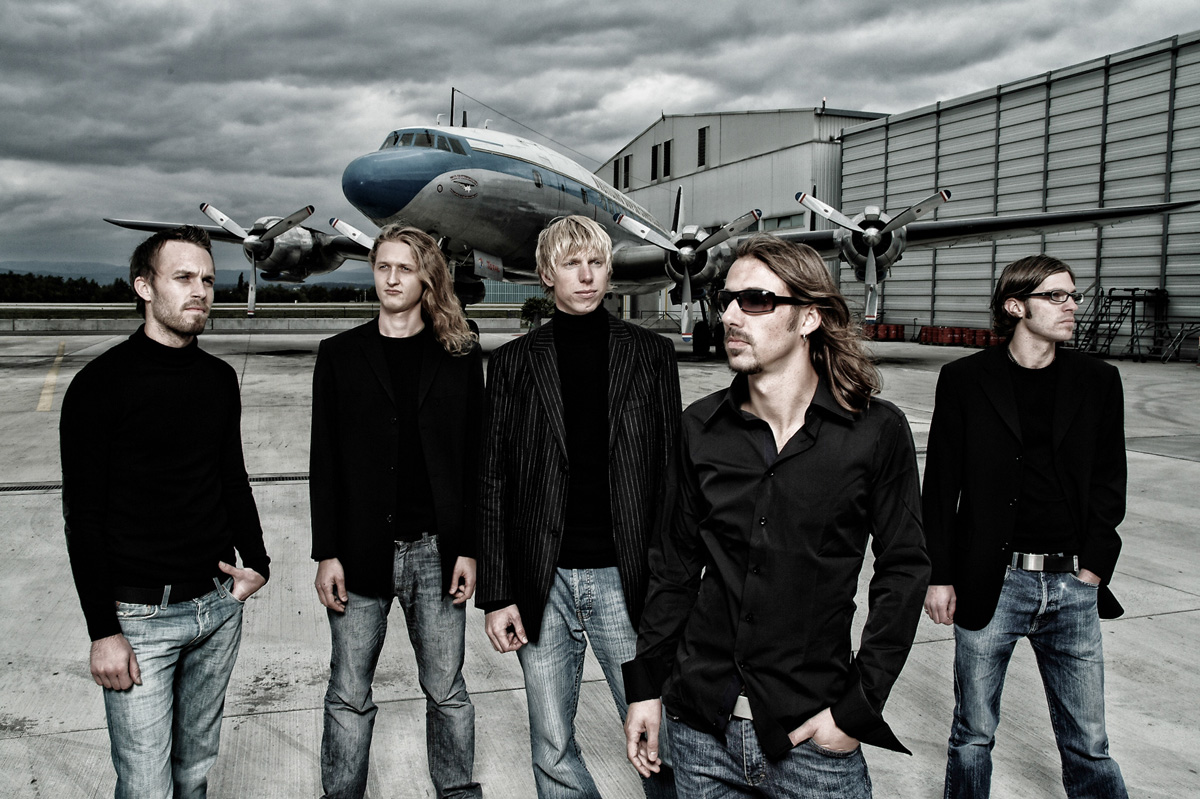 musikgruppe-vor-einem-flugzeug-constilation